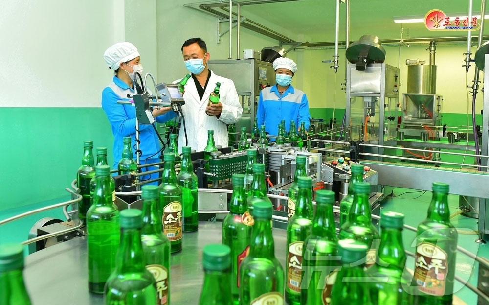 (평양 노동신문=뉴스1) = 북한 노동당 기관지 노동신문은 29일 황해남도 서북부 은천군식료공장 등 각지 지방공업공장에서 당의 새시대 지방발전정책에 따라 새 제품 개발과 품질 향상 …
