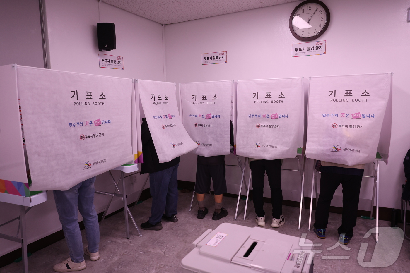 (전주=뉴스1) 유경석 기자 = 제9회 전국동시지방선거 사전투표 첫날인 29일 전북 전주시 서신동주민센터에 마련된 사전투표소를 찾은 유권자들이 투표를 하고 있다. 2026.5.29 …