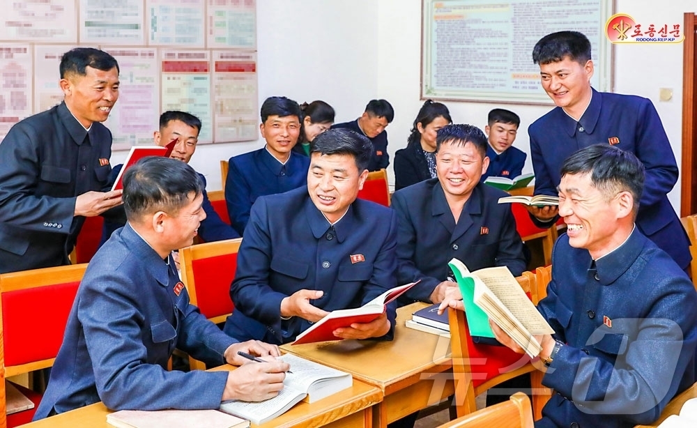 (평양 노동신문=뉴스1) = 북한 노동당 기관지 노동신문은 29일 단천지구광업총국 용천광산에서 당세포비서들의 실무능력 향상을 위한 사업이 진행되고 있다고 보도했다.[국내에서만 사용 …