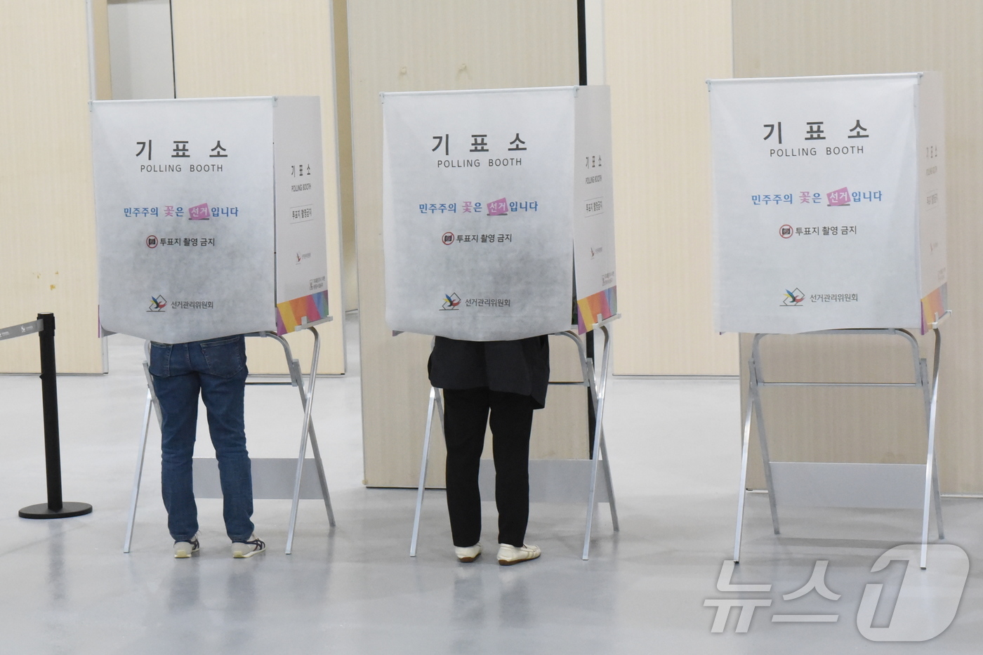 (순천=뉴스1) 김성준 기자 = 6·3지방선거 사전투표가 시작된 29일 전남 순천대학교 국제문화컨벤션관 1층에 마련된 매곡동 사전투표소를 찾은 시민들이 기표소에서 소중한 한 표를 …