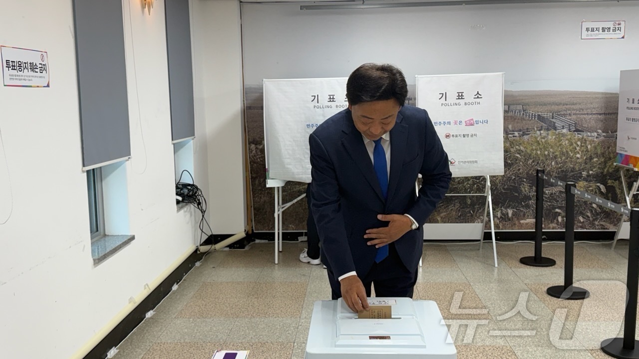 (강진=뉴스1) 전원 기자 = 6.3 지방선거 사전투표 첫날인 29일 전남 강진군에 마련된 사전투표소에서 김광만 전남광주통합특별시장 후보가 사전투표를 하고 있다.(김광만 후보 측 …