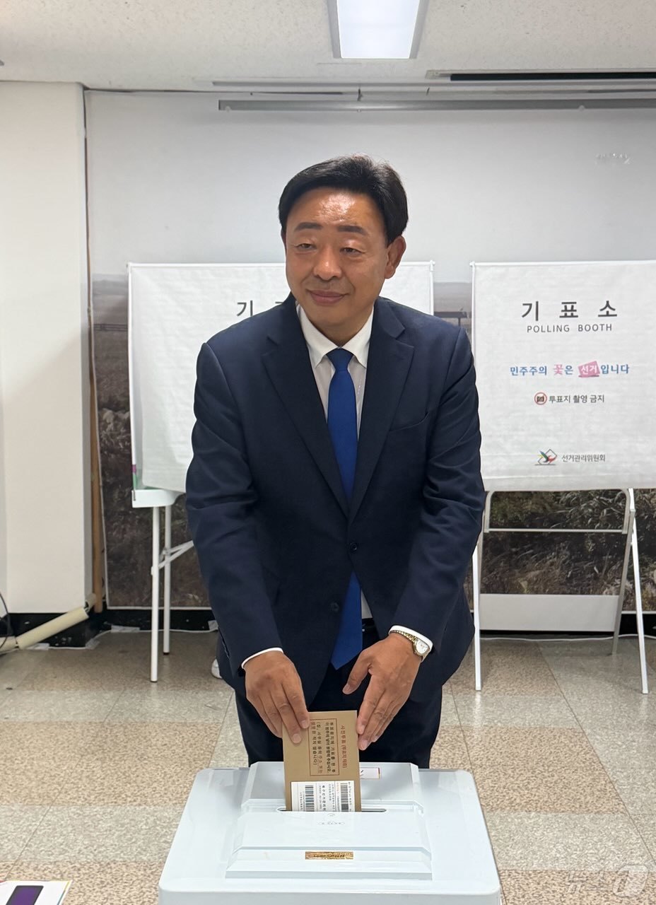 (강진=뉴스1) 전원 기자 = 6.3 지방선거 사전투표 첫날인 29일 전남 강진군에 마련된 사전투표소에서 김광만 전남광주통합특별시장 후보가 사전투표를 하고 있다.(김광만 후보 측 …