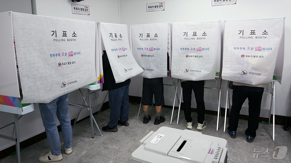 (전주=뉴스1) 유경석 기자 = 제9회 전국동시지방선거 사전투표 첫날인 29일 전북 전주시 서신동주민센터에 마련된 사전투표소를 찾은 유권자들이 투표를 하고 있다. 2026.5.29 …