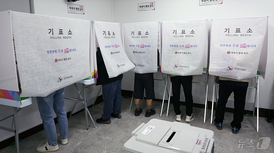 본문 이미지 - 제9회 전국동시지방선거 사전투표 첫날인 29일 전북 전주시 서신동주민센터에 마련된 사전투표소를 찾은 유권자들이 투표를 하고 있다. 2026.5.29 ⓒ 뉴스1 유경석 기자