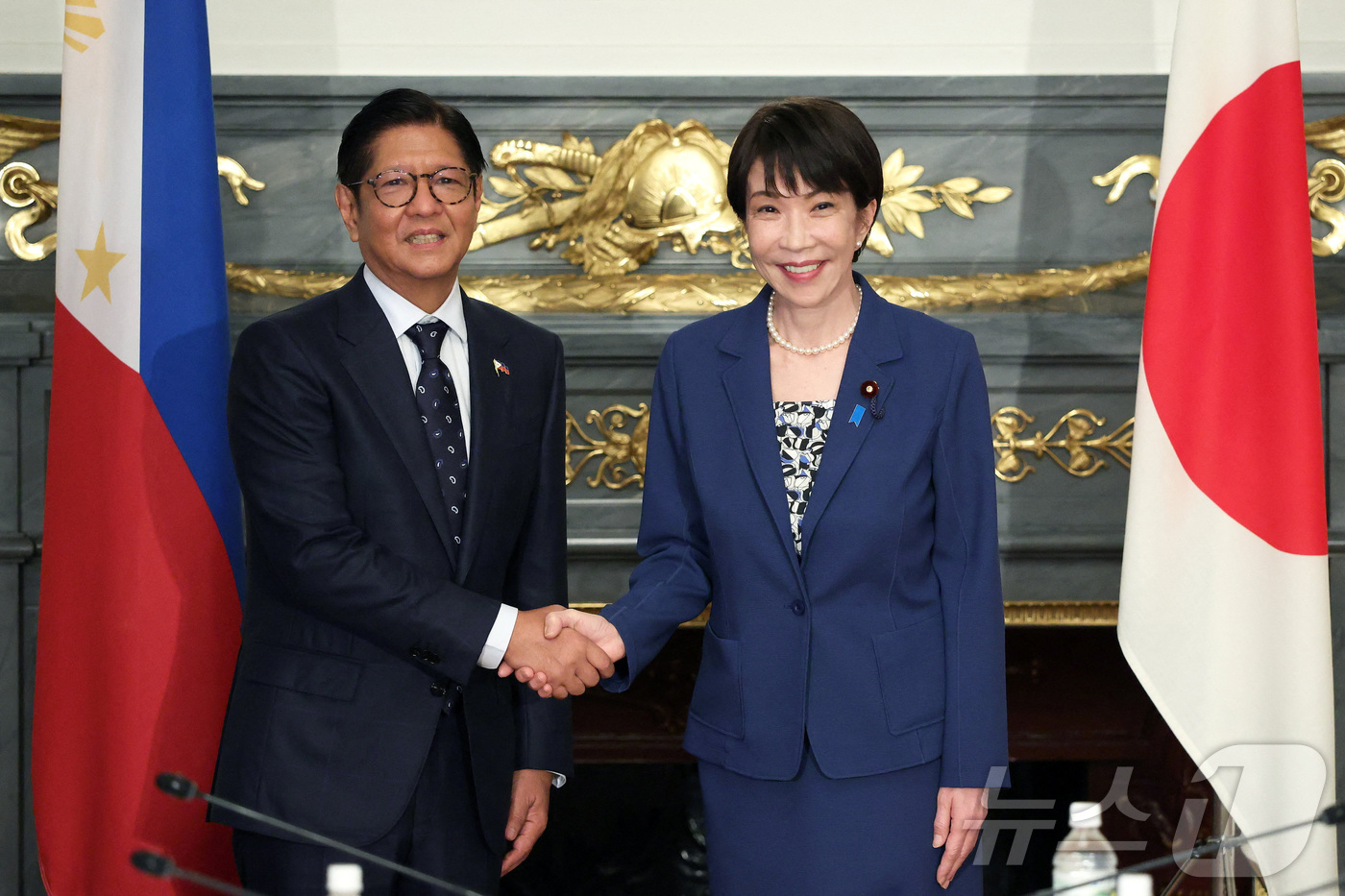 (도쿄 로이터=뉴스1) 이창규 기자 = 다카이치 사나에 일본 총리(오른쪽)와 페르디난드 마르코스 필리핀 대통령(왼쪽)이 28일 도쿄  모토아카사카의 영빈관에서 정상회담을 하고 있다 …