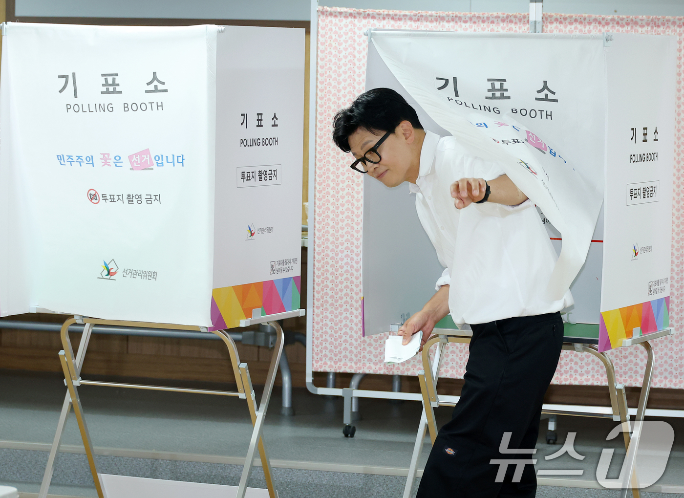 (부산=뉴스1) 윤일지 기자 = 한동훈 무소속 부산 북구갑 국회의원 후보가 6·3 지방선거 및 국회의원 재보궐선거 사전투표 첫날인 29일 오전 부산 북구 만덕제2동행정복지센터에 마 …