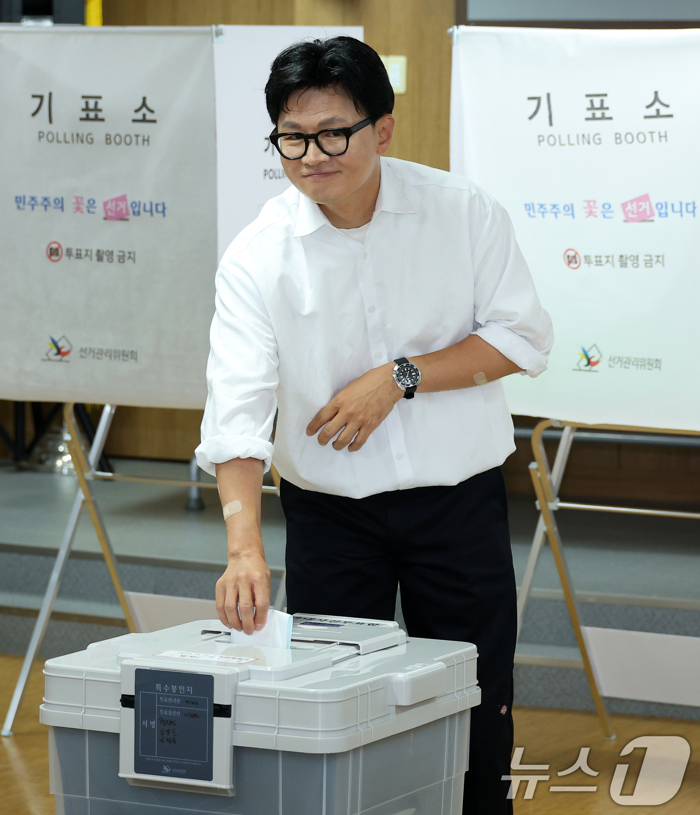 (부산=뉴스1) 윤일지 기자 = 한동훈 무소속 부산 북구갑 국회의원 후보가 6·3 지방선거 및 국회의원 재보궐선거 사전투표 첫날인 29일 오전 부산 북구 만덕제2동행정복지센터에 마 …