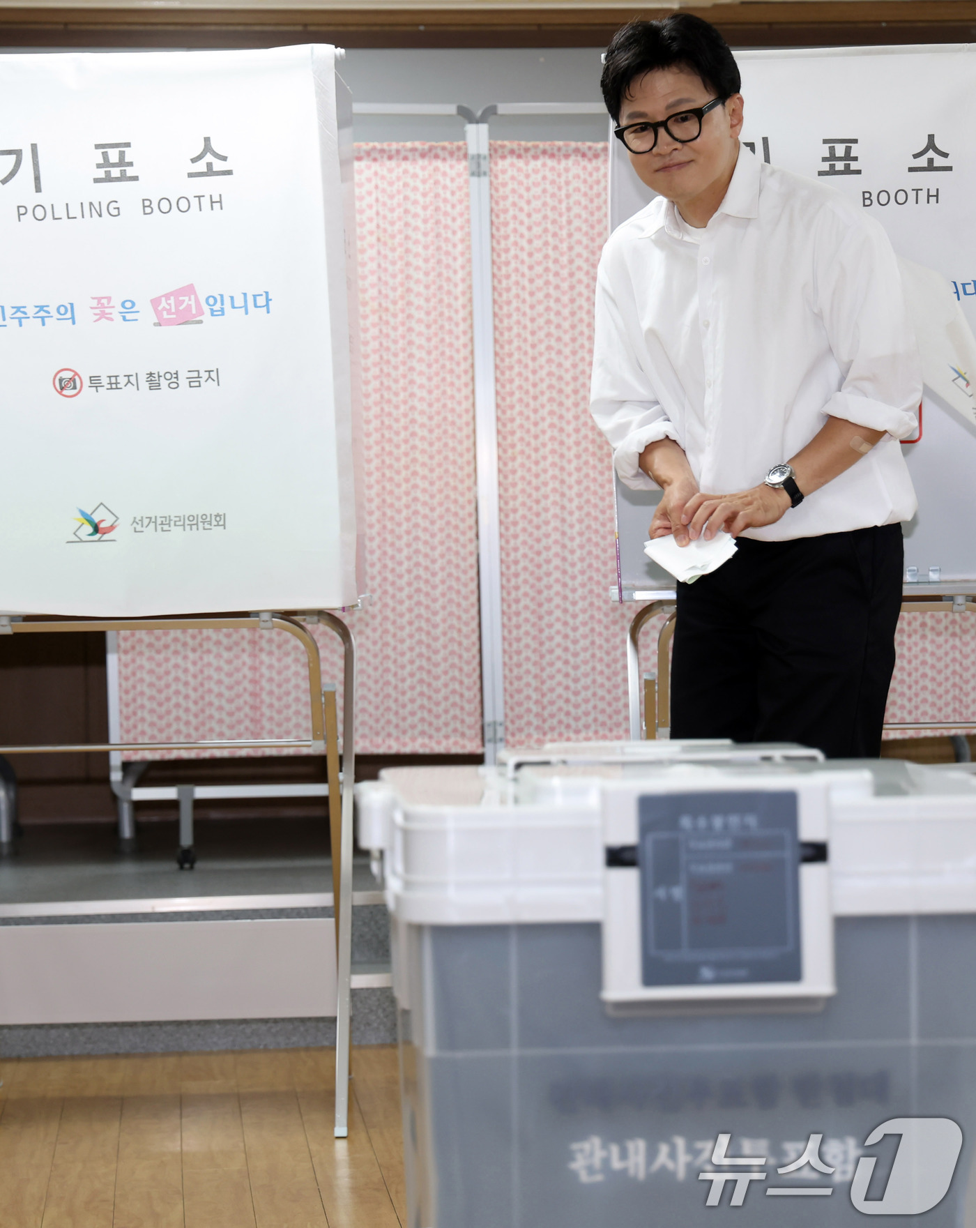 (부산=뉴스1) 윤일지 기자 = 한동훈 무소속 부산 북구갑 국회의원 후보가 6·3 지방선거 및 국회의원 재보궐선거 사전투표 첫날인 29일 오전 부산 북구 만덕제2동행정복지센터에 마 …