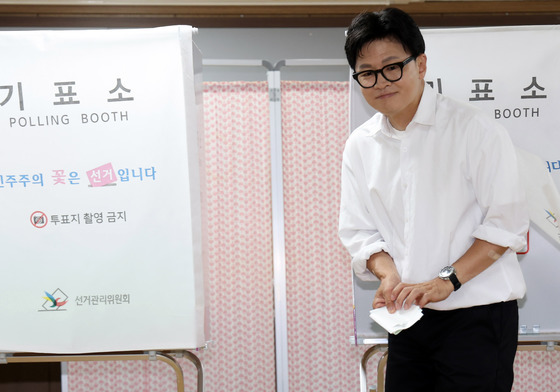 사전투표 첫날 투표하는 한동훈 후보