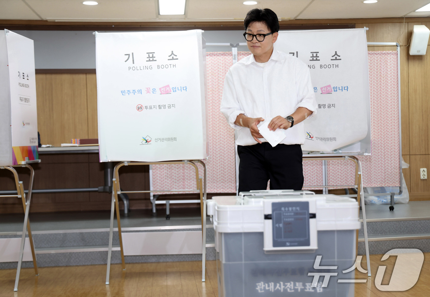 (부산=뉴스1) 윤일지 기자 = 한동훈 무소속 부산 북구갑 국회의원 후보가 6·3 지방선거 및 국회의원 재보궐선거 사전투표 첫날인 29일 오전 부산 북구 만덕제2동행정복지센터에 마 …