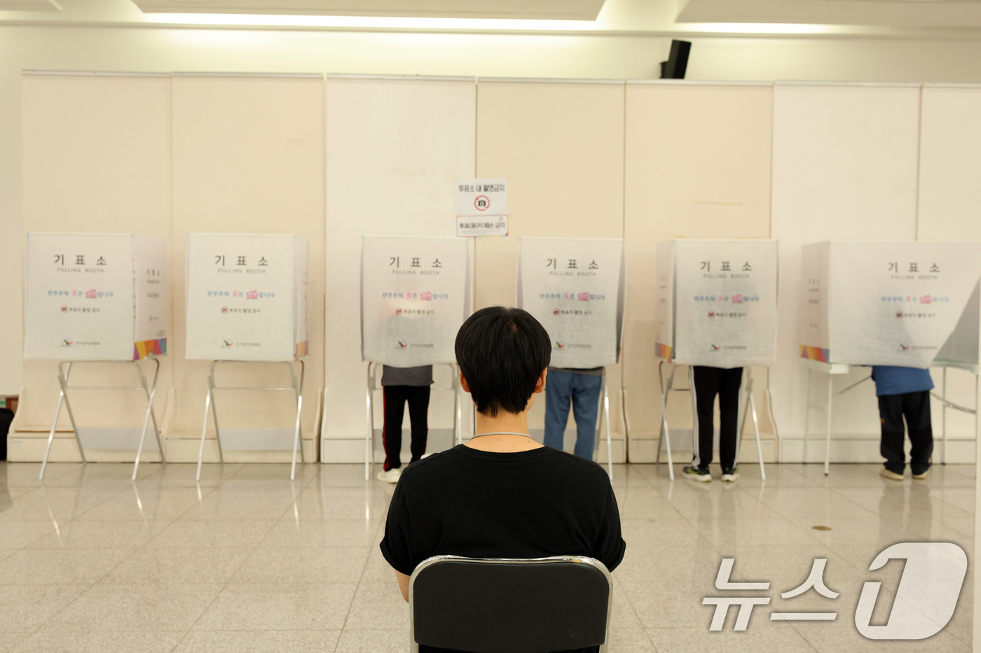 (광주=뉴스1) 박지현 기자 = 전국동시지방선거 사전투표 첫날인 29일 광주 북구 전남대학교 용지관컨벤션홀에 마련된사전투표소에서 시민들이 투표하고 있다. 2026.5.29/뉴스1
