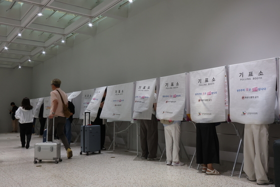출국 전 소중한 한 표 행사하는 시민들