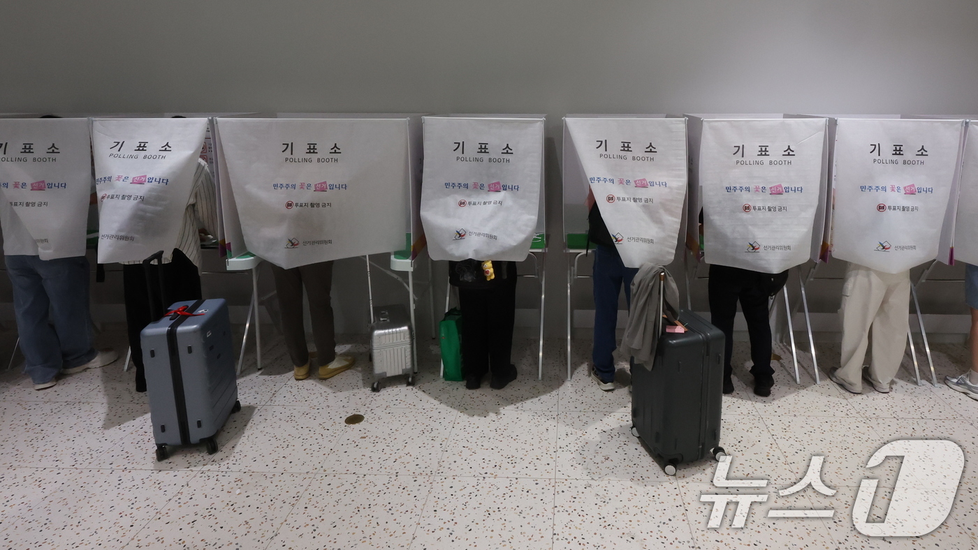 (인천공항=뉴스1) 김진환 기자 = 6·3지방선거 사전투표가 시작된 29일 오전 인천국제공항 제1터미널 출국장에 설치된 사전투표소에서 시민들이 출국 전 사전투표를 하고 있다. 20 …