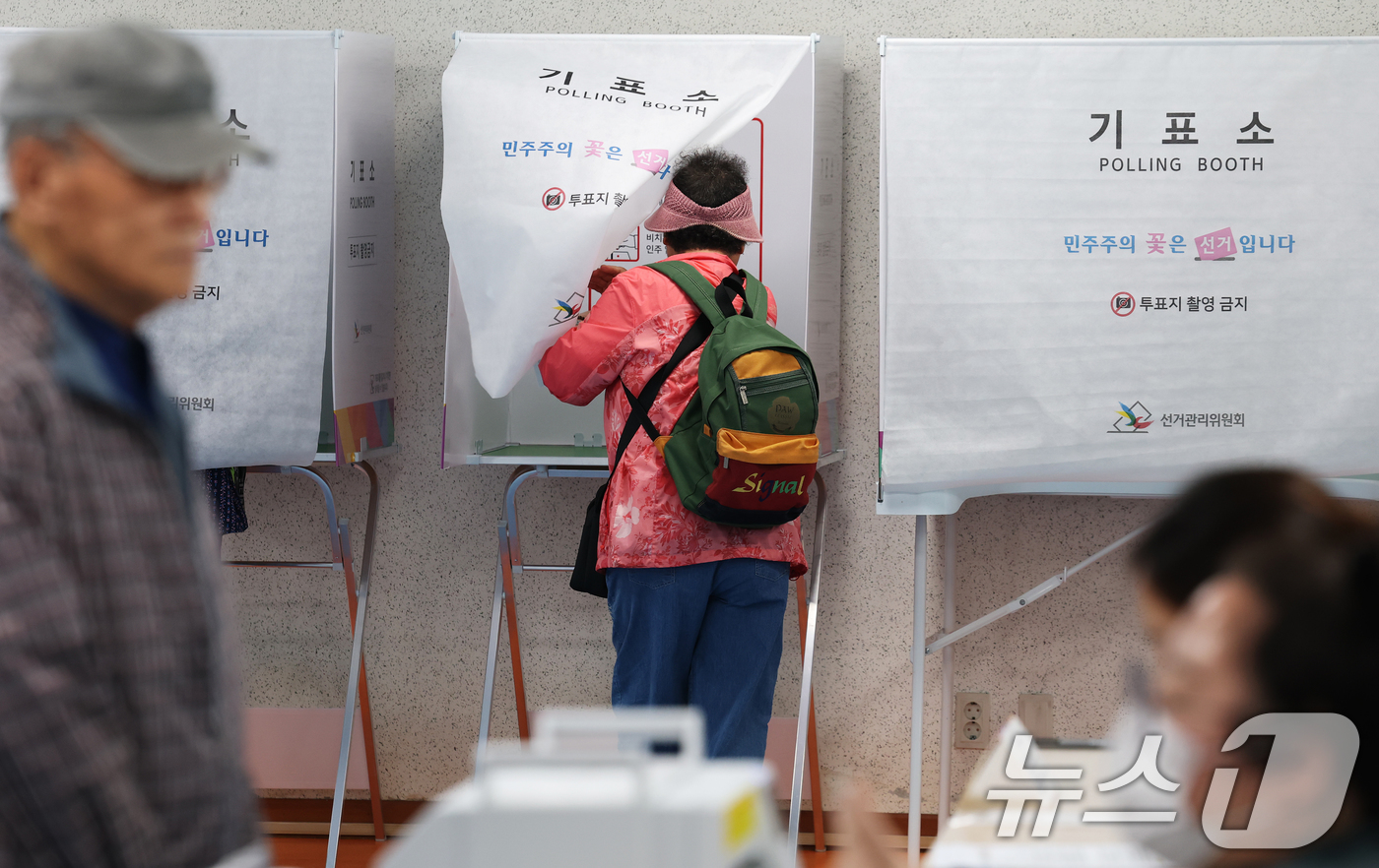 (서울=뉴스1) 오대일 기자 = 제9회 전국동시지방선거 사전투표 첫날인 29일 오전 서울 용산구 한남동주민센터에 마련된 사전투표소에서 유권자들이 소중한 한 표를 행사하고 있다.사전 …