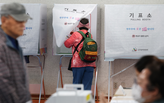 사전투표 참여하는 어르신들