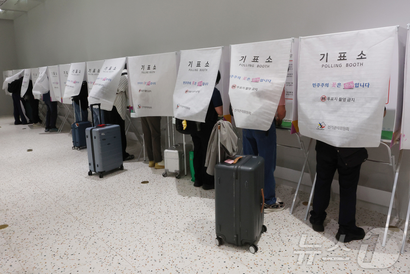(인천공항=뉴스1) 김진환 기자 = 6·3지방선거 사전투표가 시작된 29일 오전 인천국제공항 제1터미널 출국장에 설치된 사전투표소에서 시민들이 출국 전 사전투표를 하고 있다. 20 …