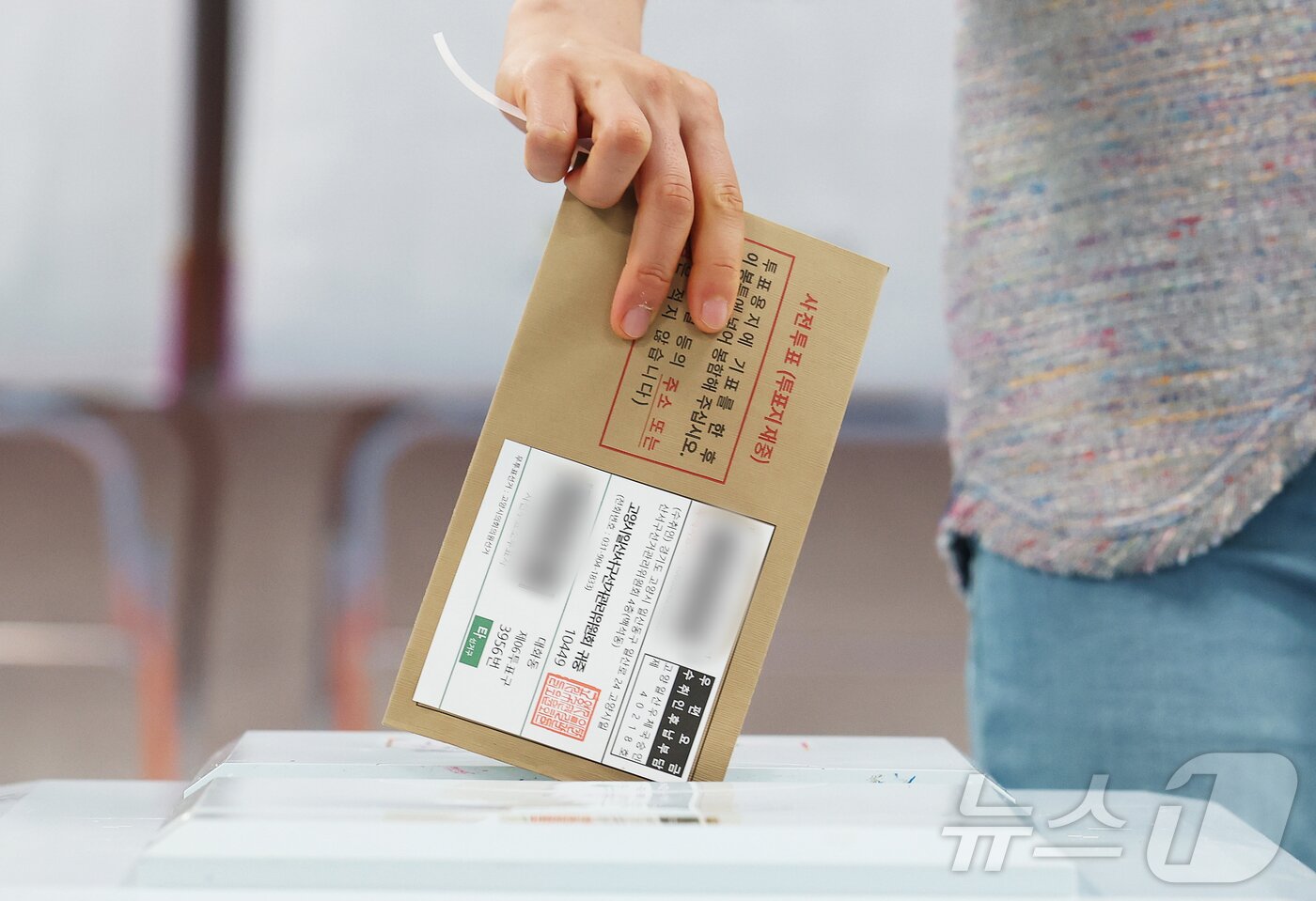 본문 이미지 - 제9회 전국동시지방선거 사전투표 첫날인 29일 오전 서울 용산구 한남동주민센터에 마련된 사전투표소에서 유권자들이 소중한 한 표를 행사하고 있다. 사전투표는 29일~30일 이틀간 오전 6시부터 오후 6시까지 전국 3571개 사전투표소에서 일제히 실시된다. ⓒ 뉴스1 오대일 기자