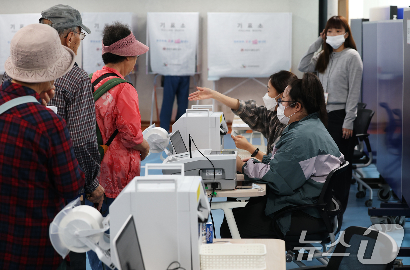 (서울=뉴스1) 오대일 기자 = 제9회 전국동시지방선거 사전투표 첫날인 29일 오전 서울 용산구 한남동주민센터에 마련된 사전투표소에서 유권자들이 소중한 한 표를 행사하고 있다.사전 …