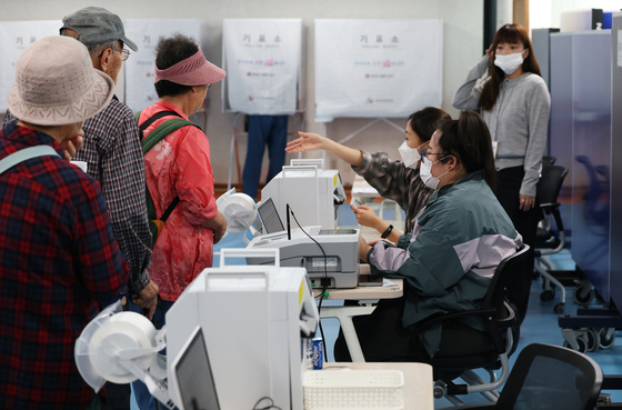 붐비는 사전투표소