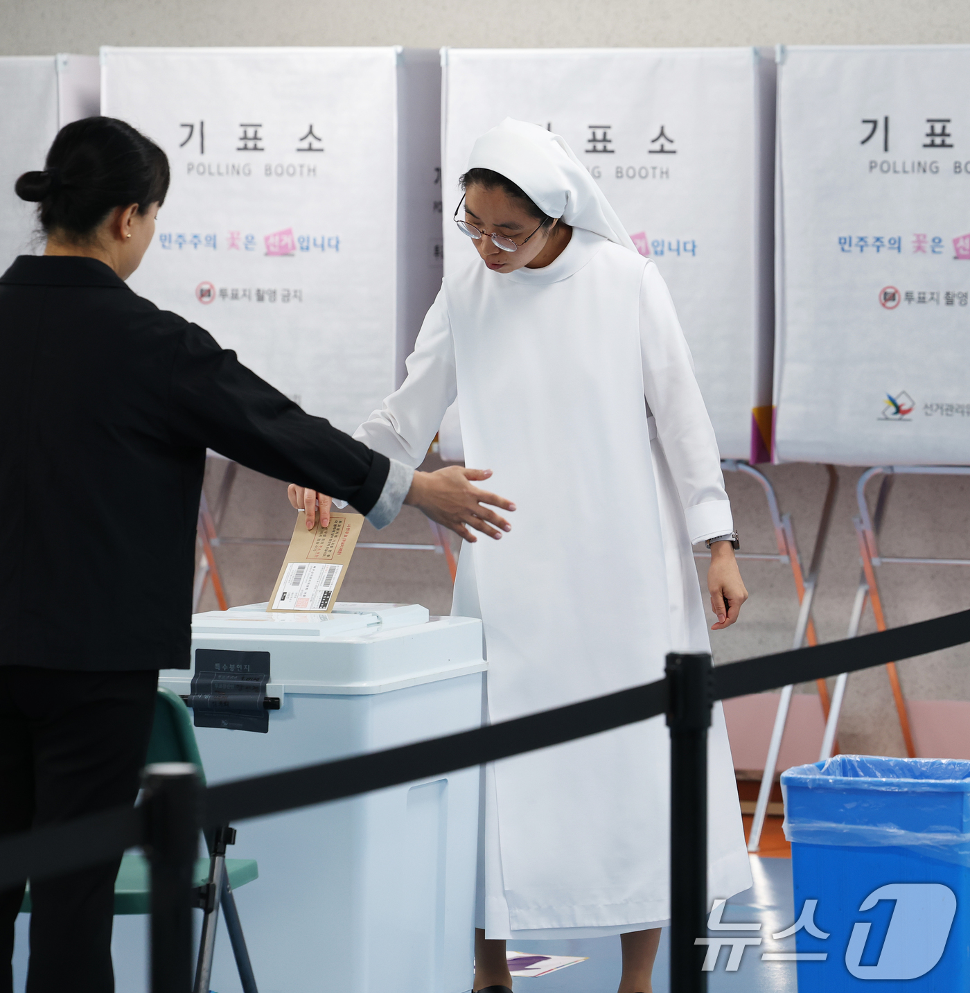 (서울=뉴스1) 오대일 기자 = 제9회 전국동시지방선거 사전투표 첫날인 29일 오전 서울 용산구 한남동주민센터에 마련된 사전투표소에서 한 수녀가 소중한 한 표를 행사하고 있다.사전 …