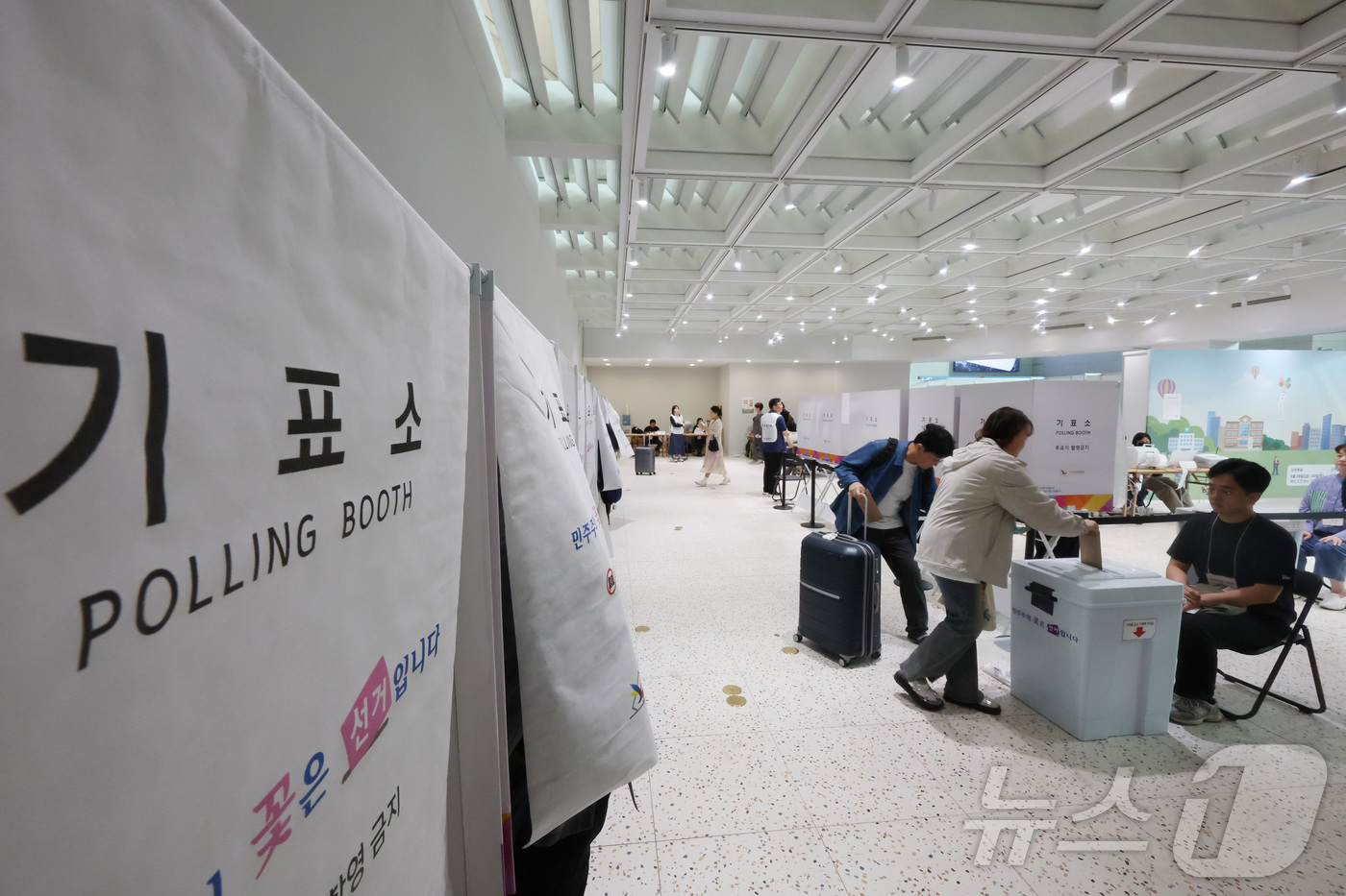 (인천공항=뉴스1) 김진환 기자 = 6·3지방선거 사전투표가 시작된 29일 오전 인천국제공항 제1터미널 출국장에 설치된 사전투표소에서 시민들이 출국 전 사전투표를 하고 있다. 20 …