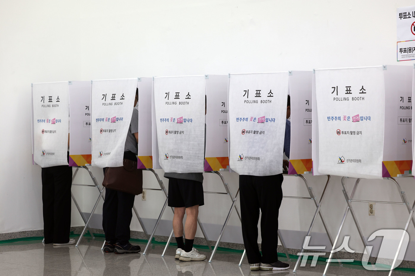 (광주=뉴스1) 박지현 기자 = 전국동시지방선거 사전투표 첫날인 29일 광주 북구 전남대학교 용지관컨벤션홀에 마련된 사전투표소에서 시민들이 투표하고 있다. 2026.5.29/뉴스1 …