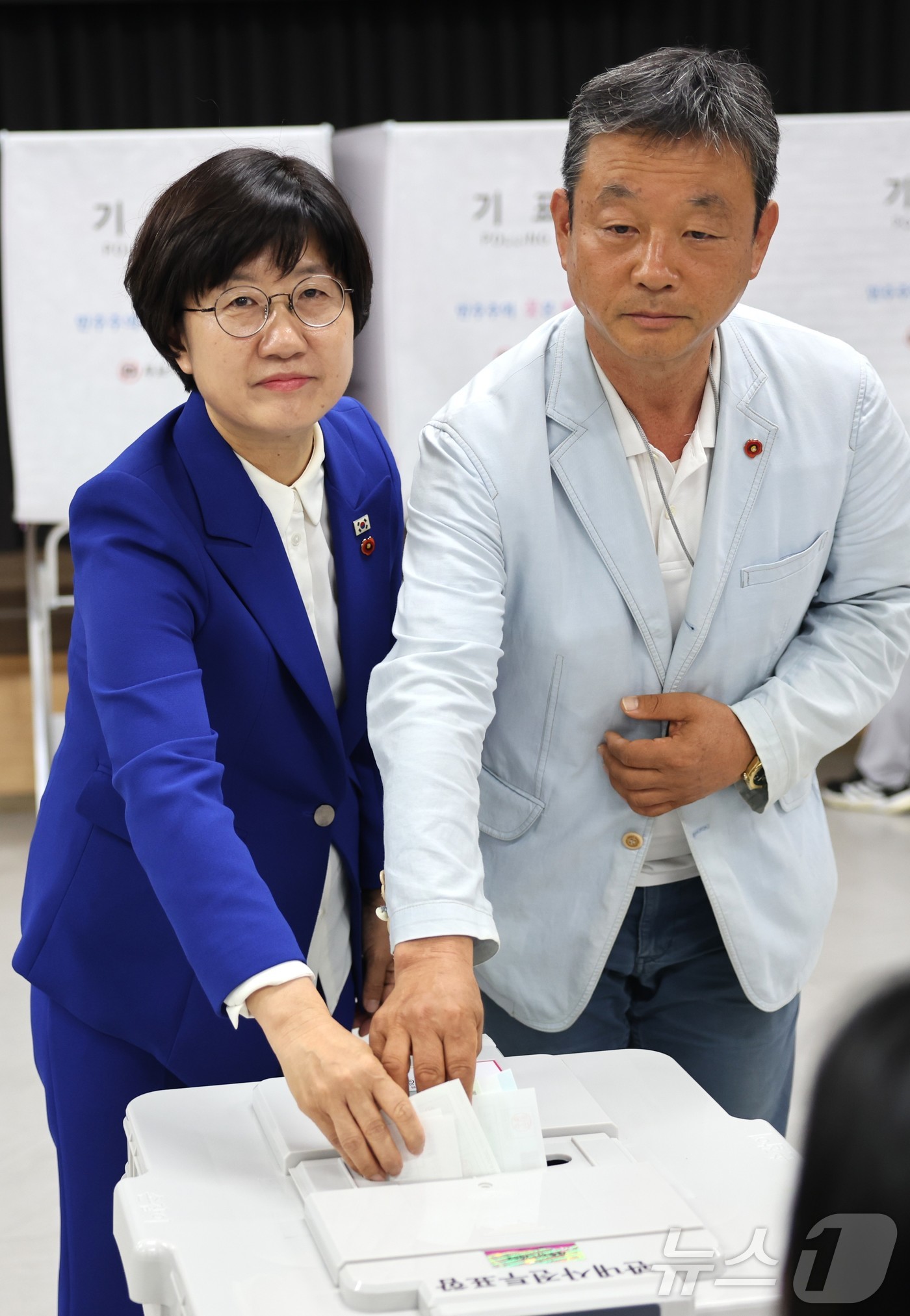 (제주=뉴스1) 강승남 기자 = 고의숙 제주도교육감 후보가 제9회 전국동시지방선거 사전투표 첫날인 29일 오전 배우자 강경식 씨와 아라동주민센터에 마련된 제주시 아라동사전투표소에서 …