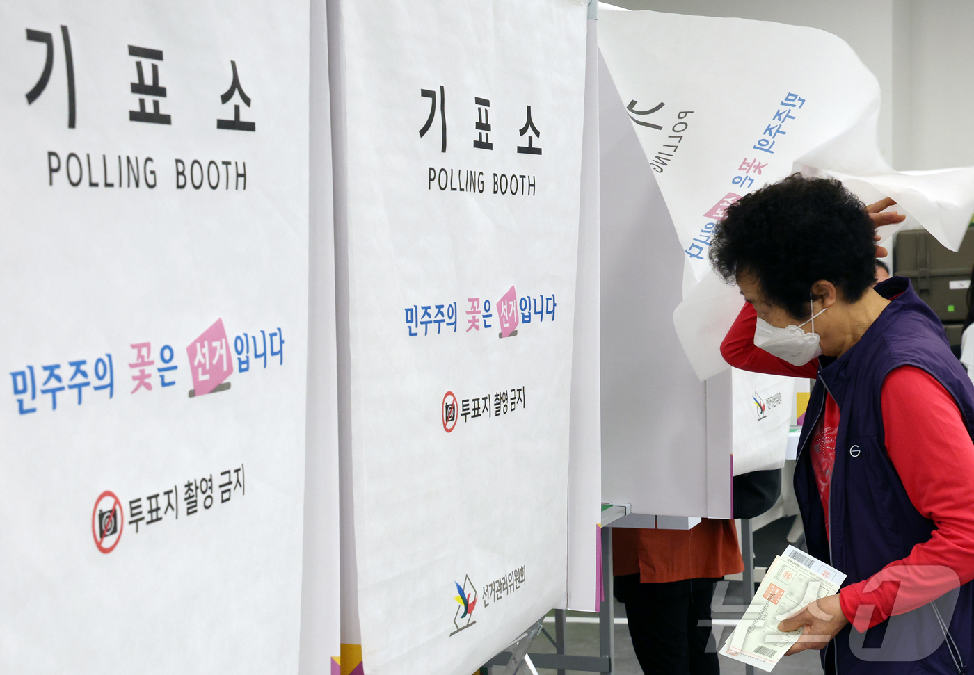(대전=뉴스1) 김기태 기자 = 제9회 전국동시지방선거 사전투표가 시작된 29일 대전 중구 은행선화동 사전투표소에서 시민들이 투표에 참여하고 있다. 2026.5.29/뉴스1