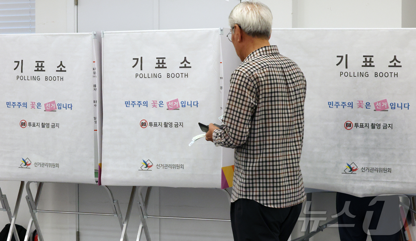 (대전=뉴스1) 김기태 기자 = 제9회 전국동시지방선거 사전투표가 시작된 29일 대전 중구 은행선화동 사전투표소에서 시민들이 투표에 참여하고 있다. 2026.5.29/뉴스1