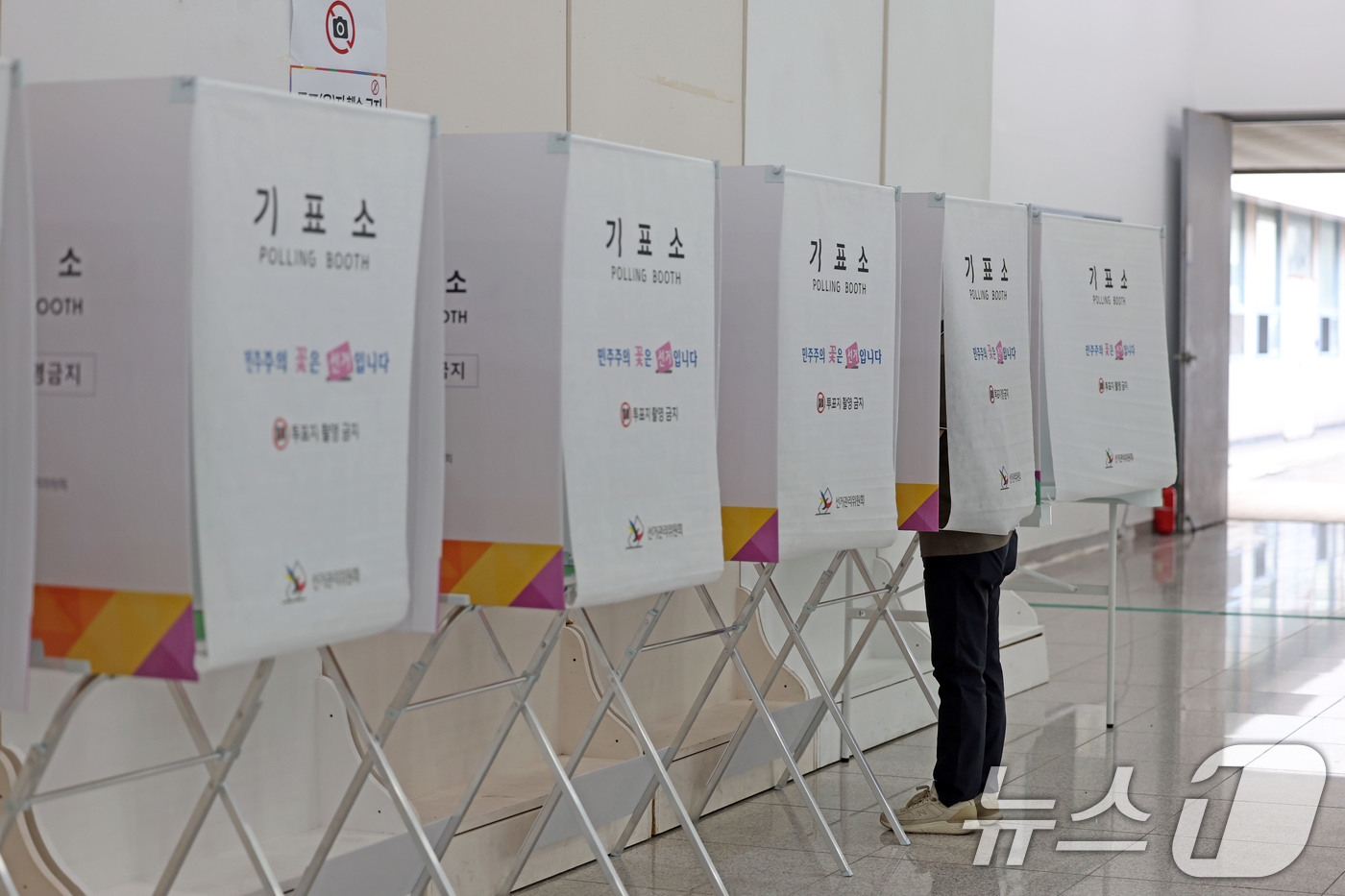 (광주=뉴스1) 박지현 기자 = 전국동시지방선거 사전투표 첫날인 29일 광주 북구 전남대학교 용지관컨벤션홀에 마련된 사전투표소에서 시민들이 투표하고 있다. 2026.5.29/뉴스1 …