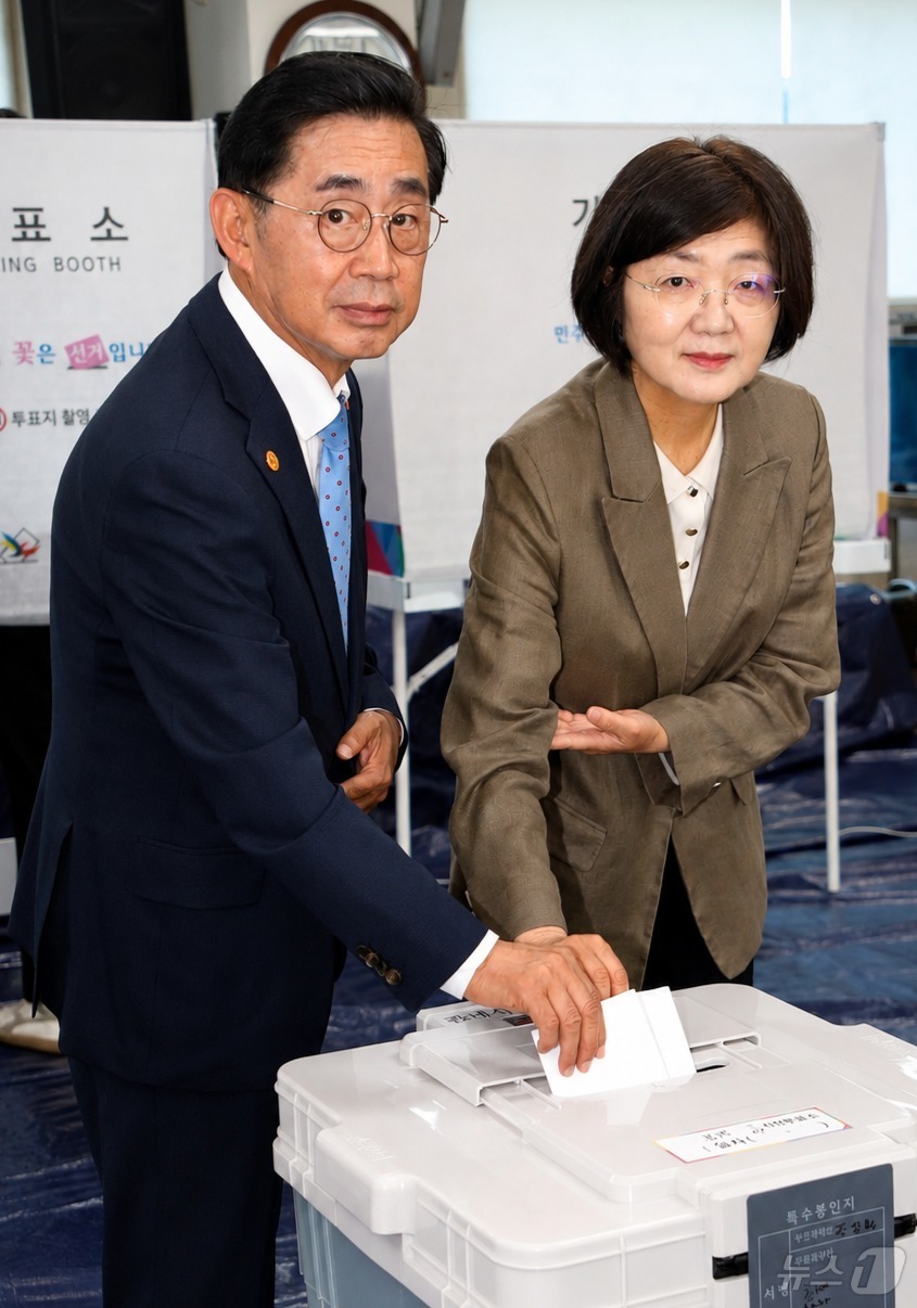 (제주=뉴스1) 강승남 기자 = 송문석 제주도교육감 후보가 제9회 전국동시지방선거 사전투표 첫날인 29일 오전 배우자 권은신 씨와 봉개동 복지회관에 마련된 제주시 봉개동 사전투표소 …