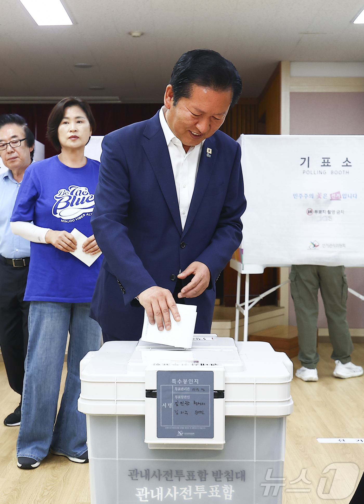 (서울=뉴스1) 황기선 기자 = 정청래 더불어민주당 대표 겸 총괄상임선거대책위원장이 29일 오전 서울 마포구 성산2동 주민센터에 마련된 제9회 전국동시지방선거 사전투표소에서 투표를 …