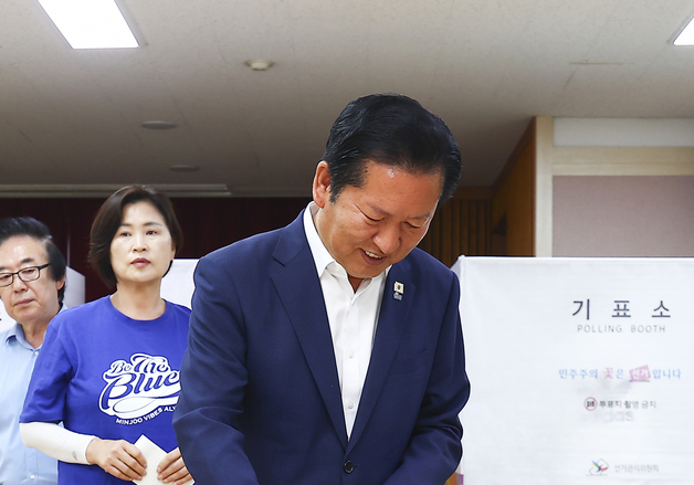 사전투표하는 정청래 대표