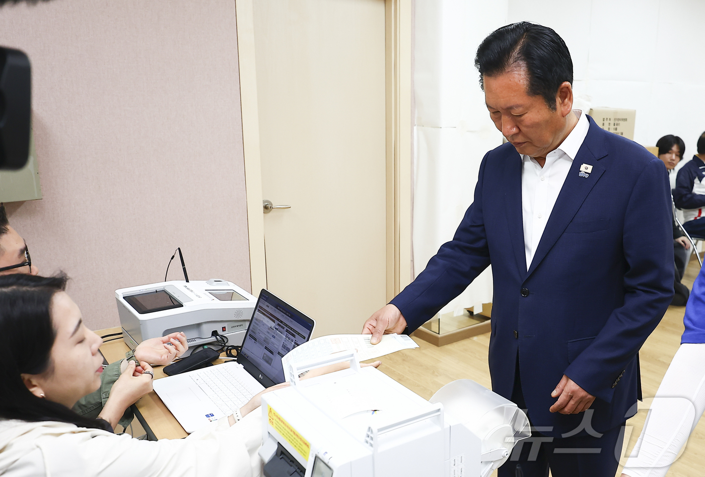 (서울=뉴스1) 황기선 기자 = 정청래 더불어민주당 대표 겸 총괄상임선거대책위원장이 29일 오전 서울 마포구 성산2동 주민센터에 마련된 제9회 전국동시지방선거 사전투표소에서 투표용 …