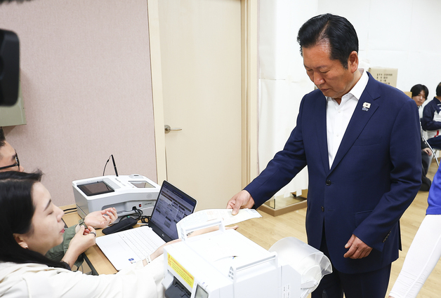 사전투표하는 정청래 더불어민주당 대표