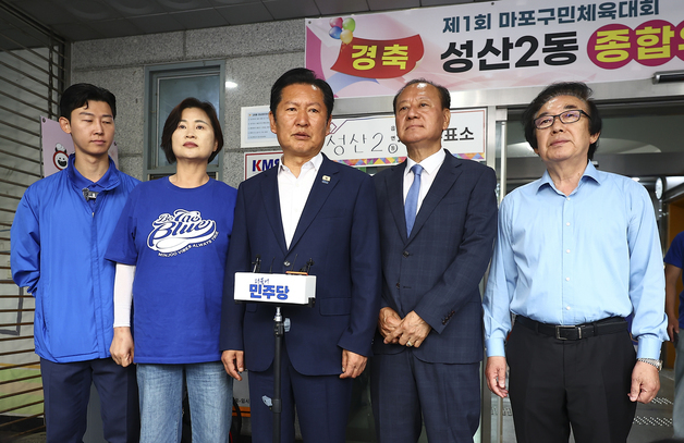 사전투표 마치고 취재진 질문에 답하는 정청래 대표