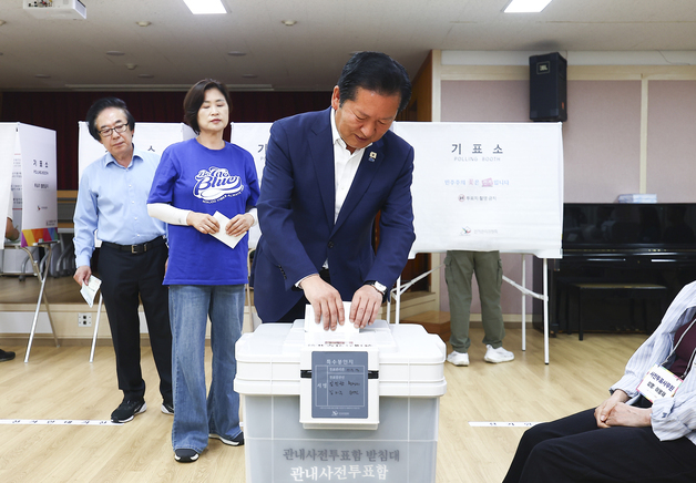 사전투표하는 정청래 대표
