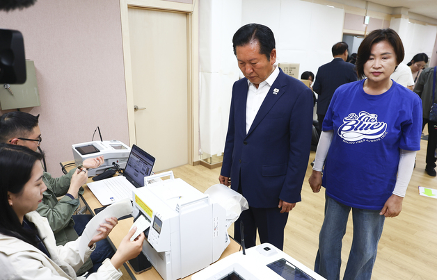 사전투표소 찾은 정청래 대표