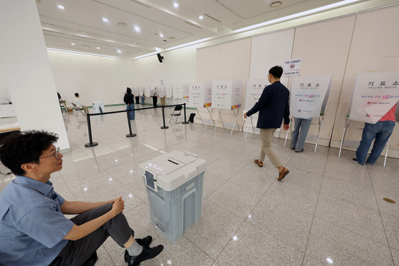 "전남광주통합시 첫 일꾼, 신중하게 뽑아야죠" 사전투표 첫날 북적