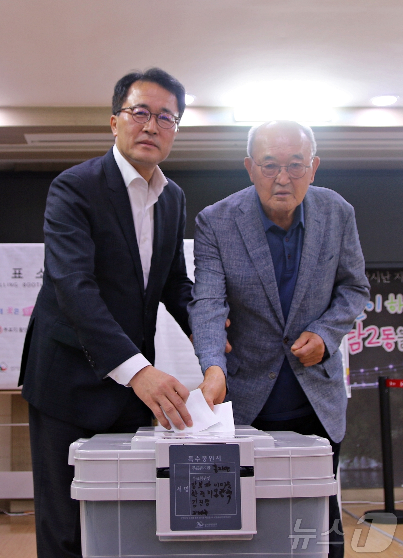 (제주=뉴스1) 홍수영 기자 = 문성유 국민의힘 제주도지사 후보가 29일 제주시 용담2동주민센터 사전투표소에서 부친 문두민 씨와 함께 투표를 하고 있다.2026.5.29/뉴스1