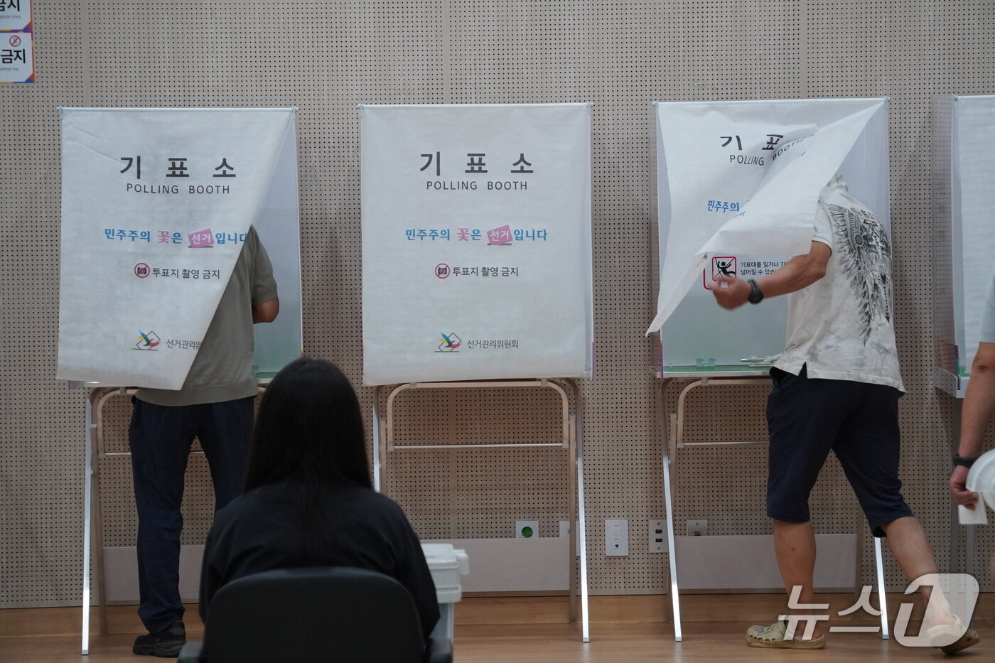 본문 이미지 - 6·3 지방선거 사전투표 첫날인 29일 충남 홍성군 홍북읍 행정복지센터 2층 대회의실에서 주민들이 사전 투표에 참여하고 있다. 2026.5.29 ⓒ 뉴스1  최형욱 기자