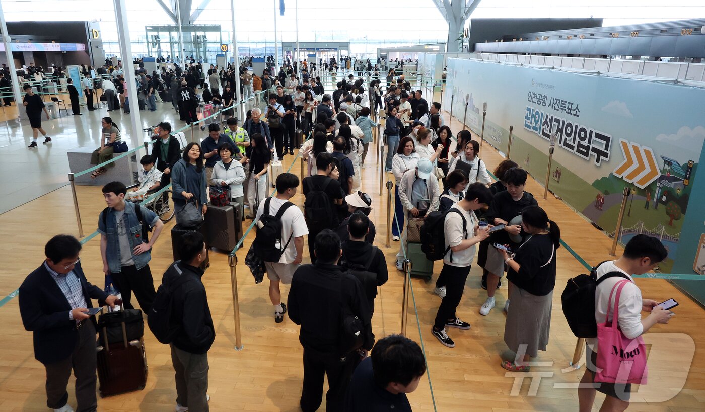 본문 이미지 - 6·3지방선거 사전투표가 시작된 29일 오전 인천국제공항 제2터미널 출국장에 설치된 사전투표소에서 시민들이 투표를 하기 위해 줄 서 있다. 2026.5.29 ⓒ 뉴스1 김진환 기자