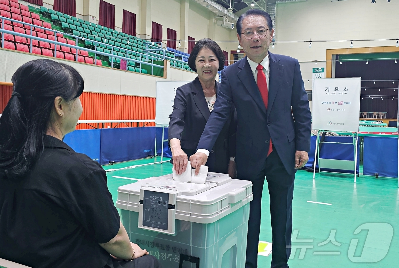 (괴산=뉴스1) 이성기 기자 = 송인헌 국민의힘 괴산군수 후보가 29일 오전 8시 괴산문화체육센터에서 부인 김영인 여사와 사전투표를 하고 있다.2026.05.29. 2026.5.2 …