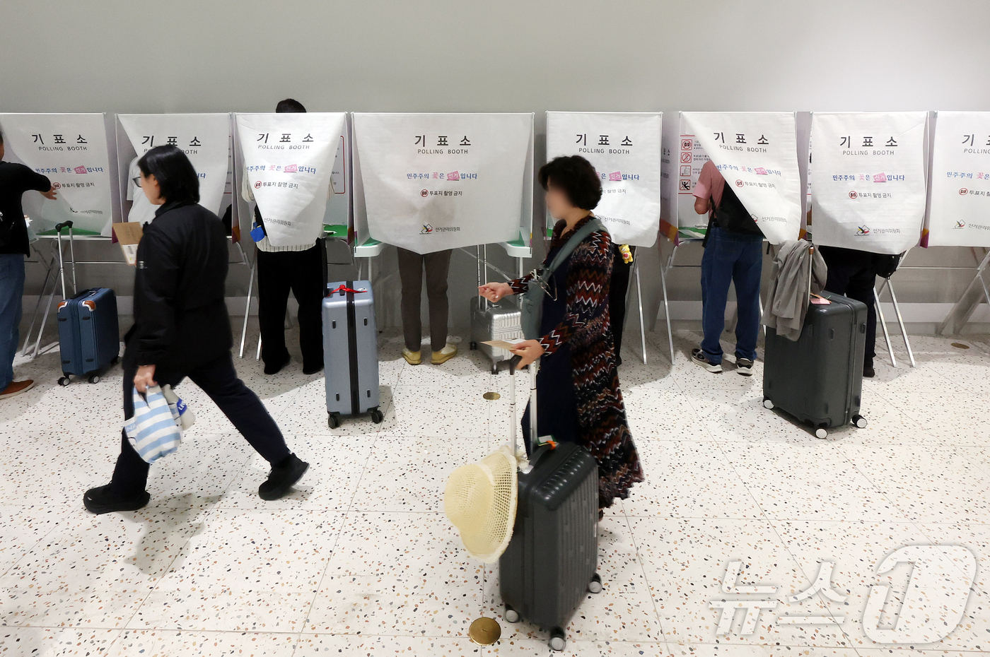 (인천공항=뉴스1) 김진환 기자 = 6·3지방선거 사전투표가 시작된 29일 오전 인천국제공항 제1터미널 출국장에 설치된 사전투표소에서 시민들이 출국 전 사전투표를 하고 있다. 20 …