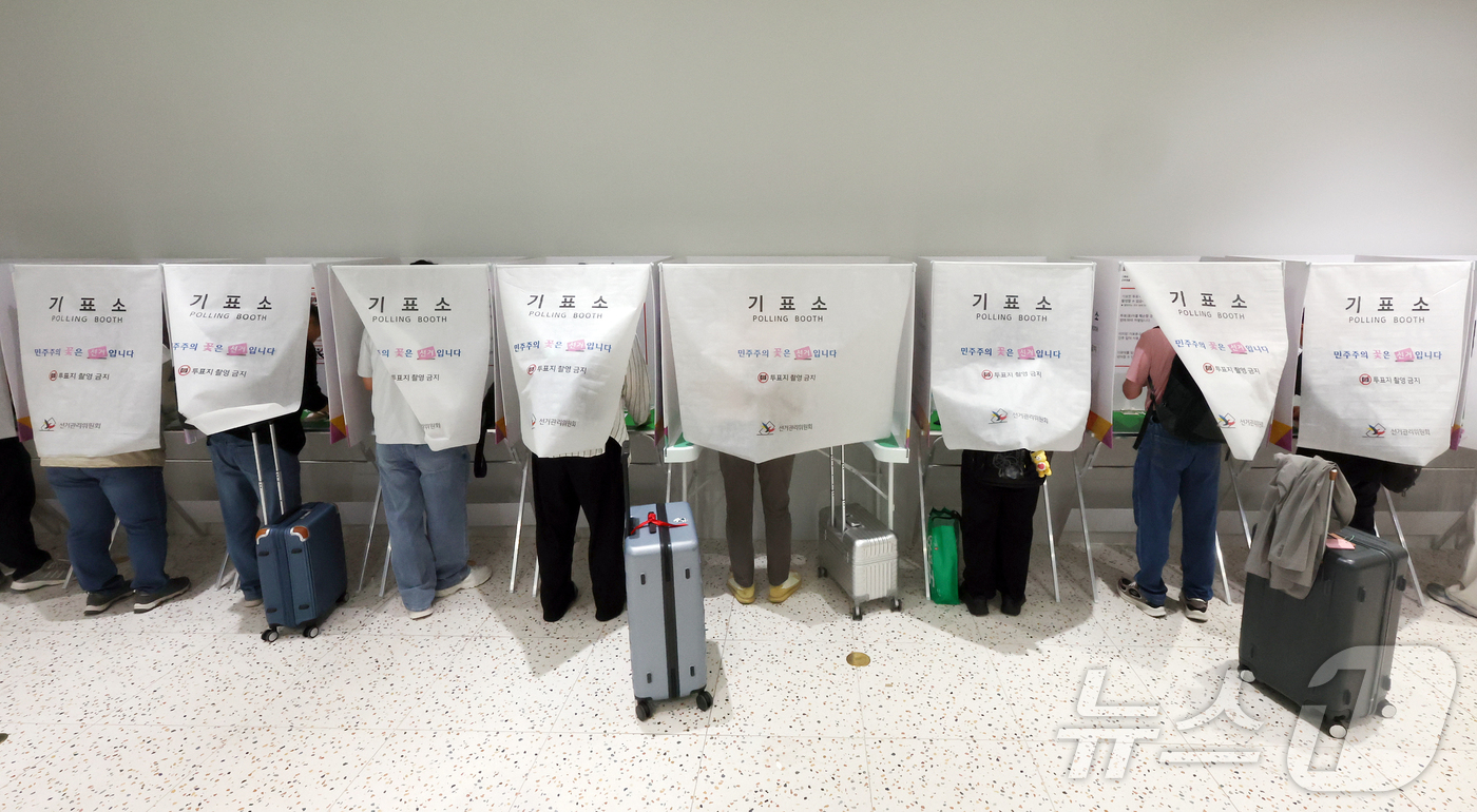 (인천공항=뉴스1) 김진환 기자 = 6·3지방선거 사전투표가 시작된 29일 오전 인천국제공항 제1터미널 출국장에 설치된 사전투표소에서 시민들이 출국 전 사전투표를 하고 있다. 20 …