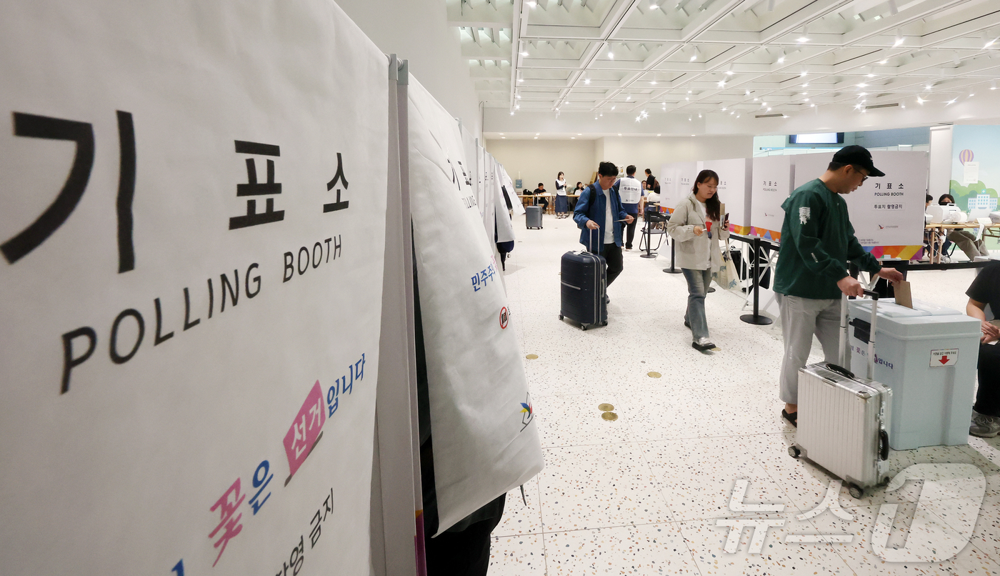 (인천공항=뉴스1) 김진환 기자 = 6·3지방선거 사전투표가 시작된 29일 오전 인천국제공항 제1터미널 출국장에 설치된 사전투표소에서 시민들이 출국 전 사전투표를 하고 있다. 20 …