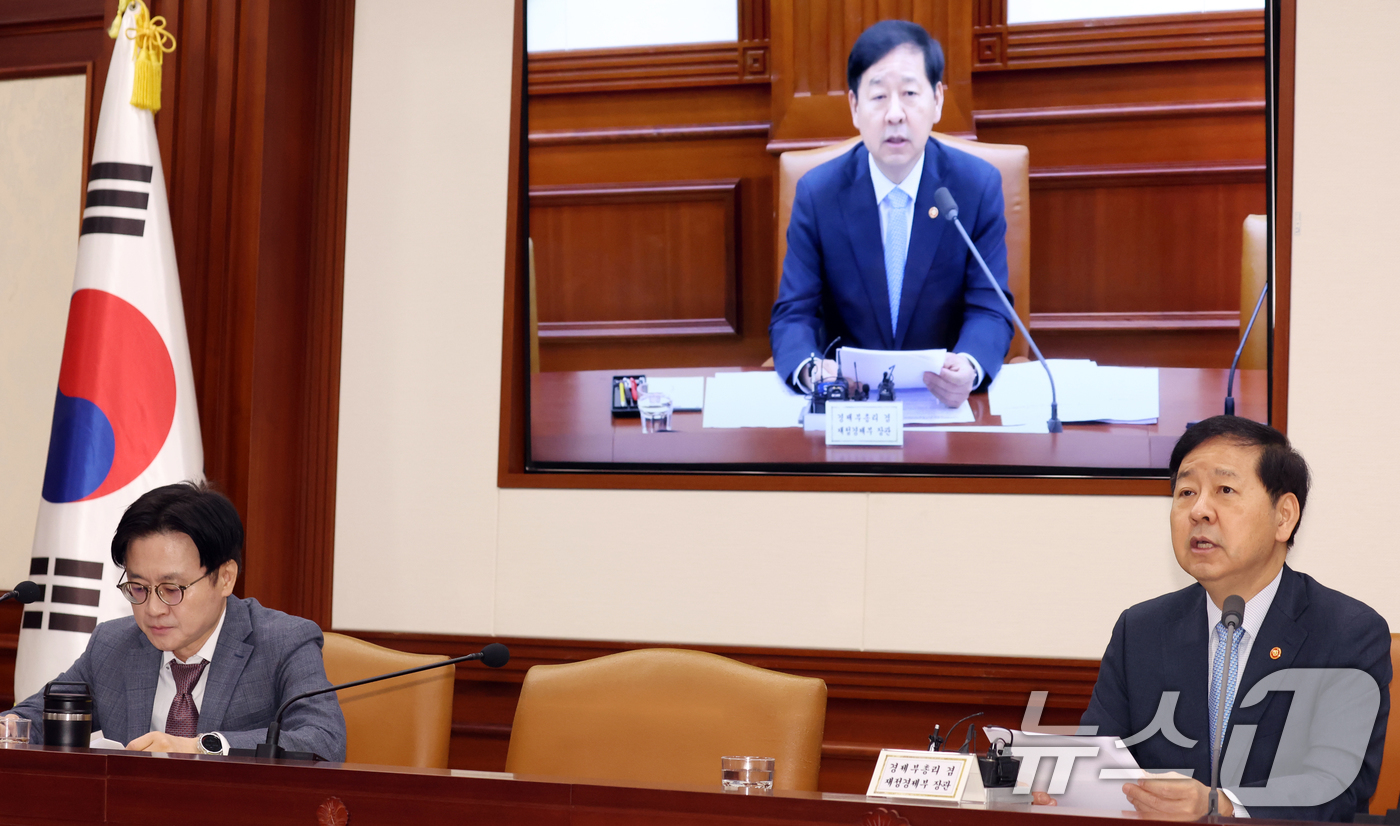 (서울=뉴스1) 김명섭 기자 = 구윤철 경제부총리 겸 재정경제부 장관이 29일 서울 종로구 세종대로 정부서울청사에서 열린 비상경제본부 희의 겸 경제관계장관회의에서 모두 발언을 하고 …