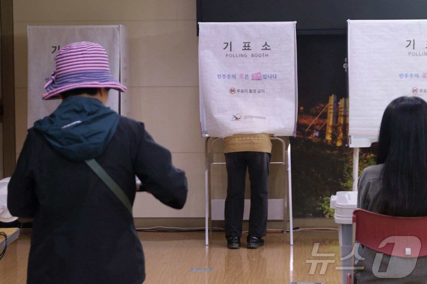 본문 이미지 - 제9회 전국동시지방선거 사전투표 첫날인 29일 제주시 용담2동 주민센터 사전투표소에서 유권자들이 투표에 참여하고 있다.2026.5.29 ⓒ 뉴스1 홍수영 기자