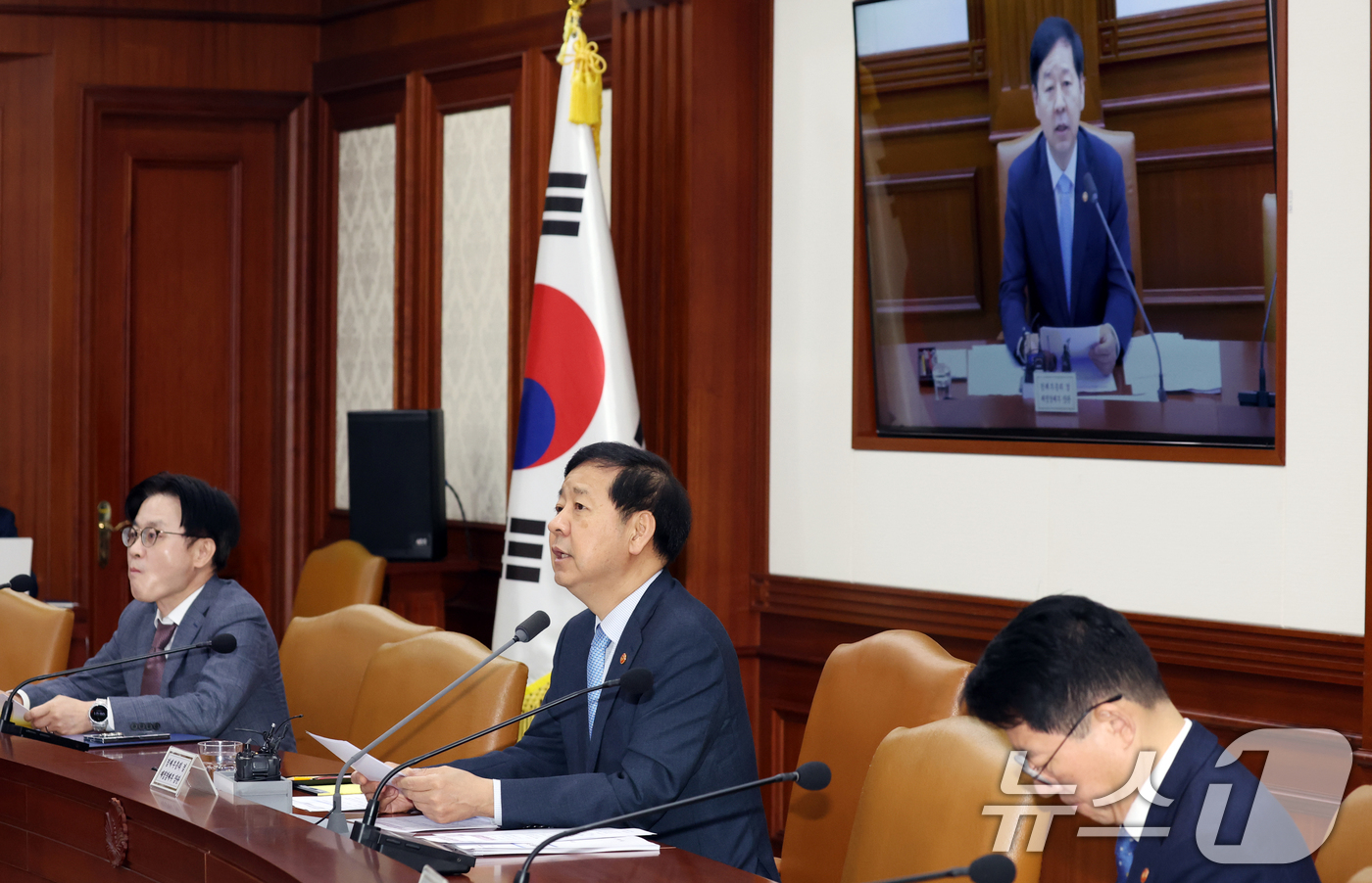 (서울=뉴스1) 김명섭 기자 = 구윤철 경제부총리 겸 재정경제부 장관이 29일 서울 종로구 세종대로 정부서울청사에서 열린 비상경제본부 희의 겸 경제관계장관회의에서 모두 발언을 하고 …