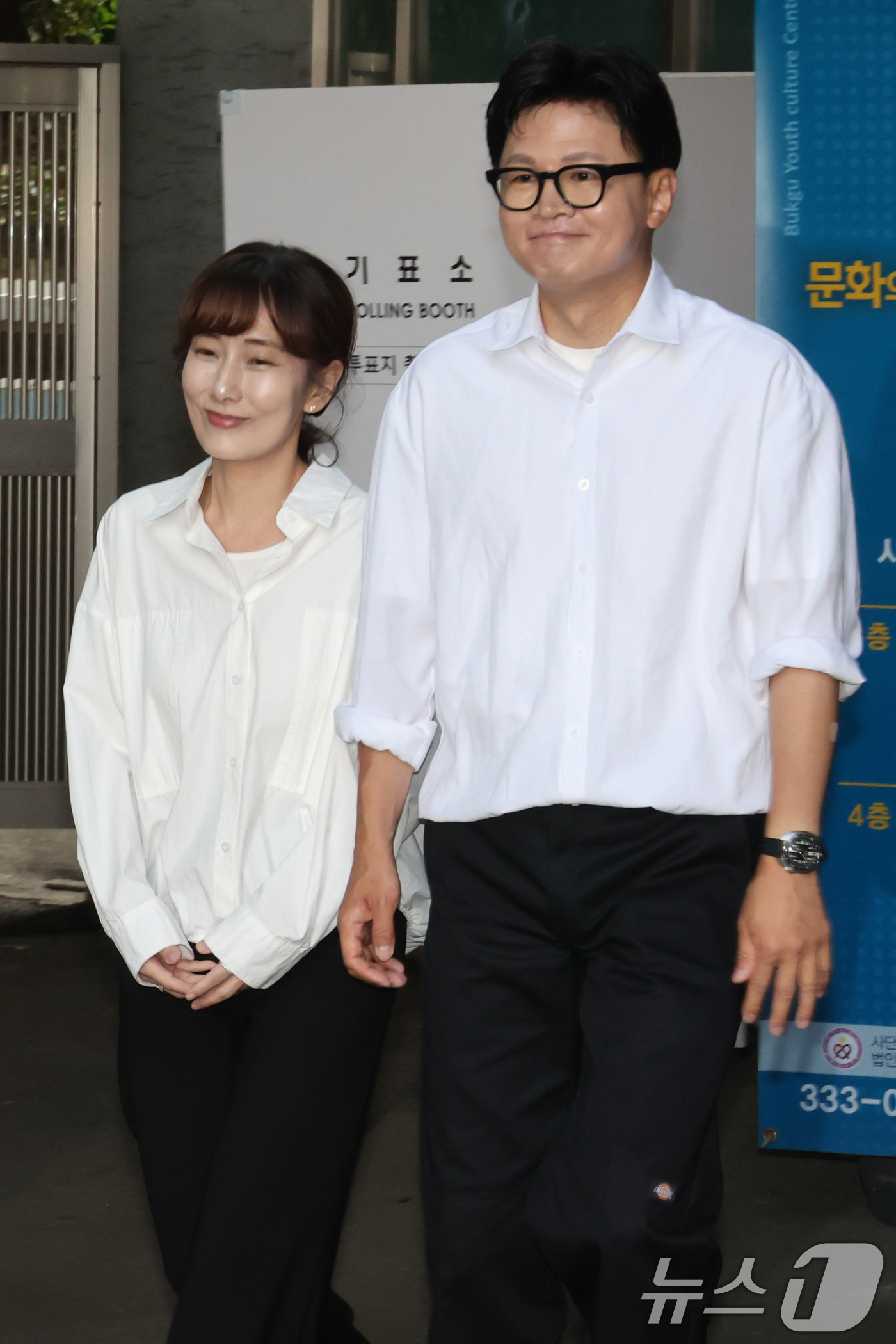 (부산=뉴스1) 윤일지 기자 = 한동훈 무소속 부산 북구갑 국회의원 후보와 아내 진은정 변호사가 6·3 지방선거 및 국회의원 재보궐선거 사전투표 첫날인 29일 오전 부산 북구 만덕 …